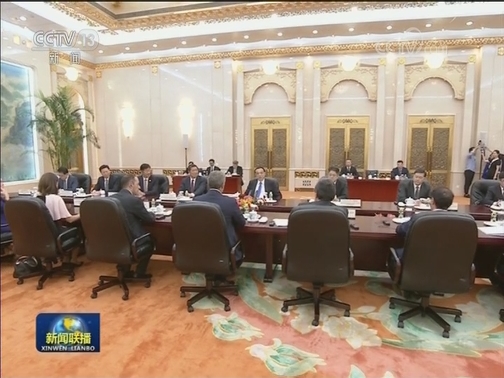 李克强会见哥伦比亚总统
