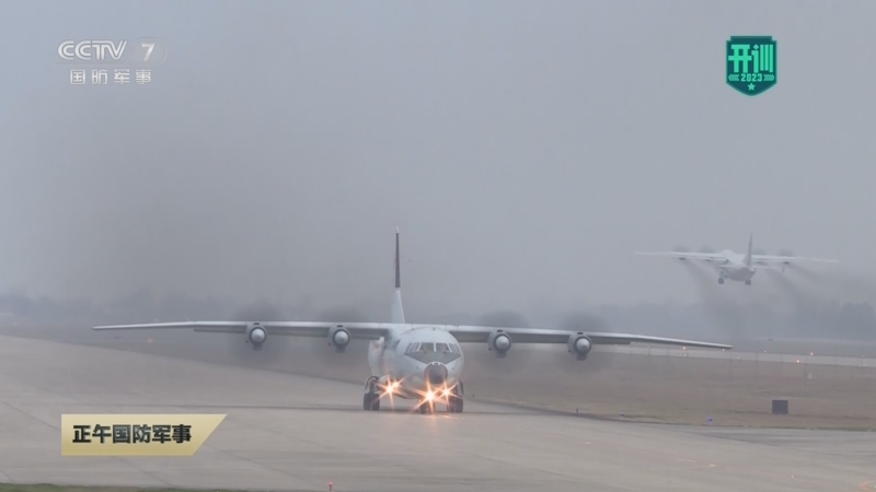 [正午国防军事]开训练兵场 空军航空兵某师：多机型联合组训 立起向战为战标准