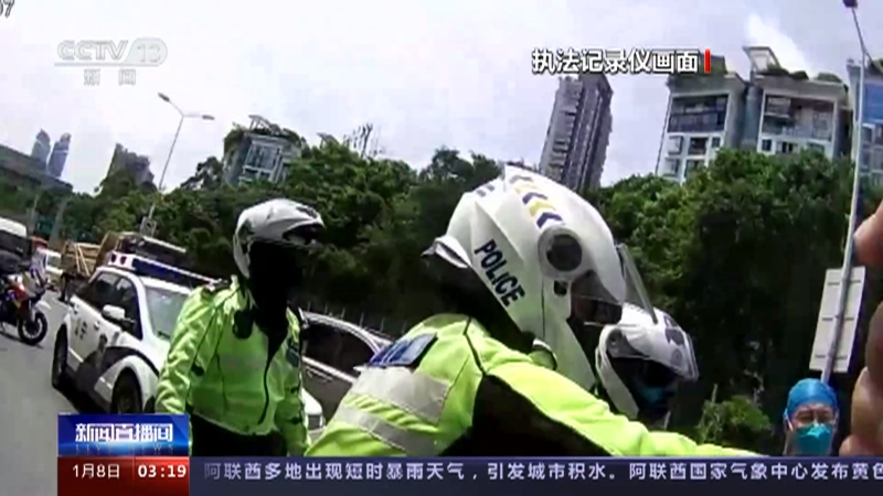 [新闻直播间]司机突发昏迷 交警破窗救助