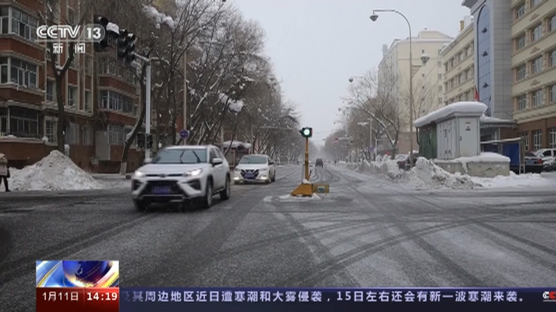 [新闻直播间]寒潮来袭 新疆北部降雪持续 阿勒泰出现降雪天气 采取措施保障出行