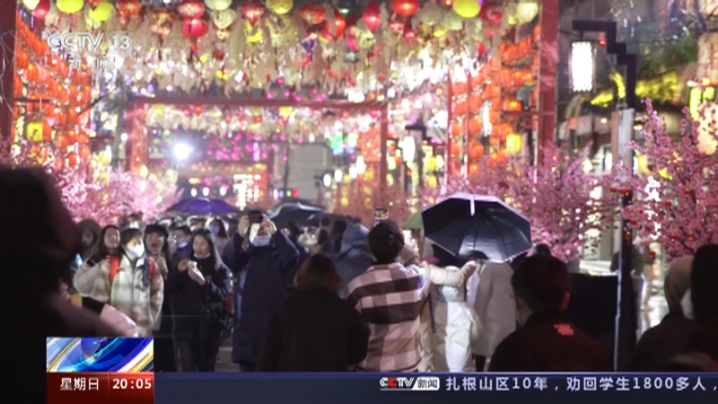 [东方时空]江苏南京 春节近 年味浓 秦淮灯会正式亮灯 光影与古都交相辉映