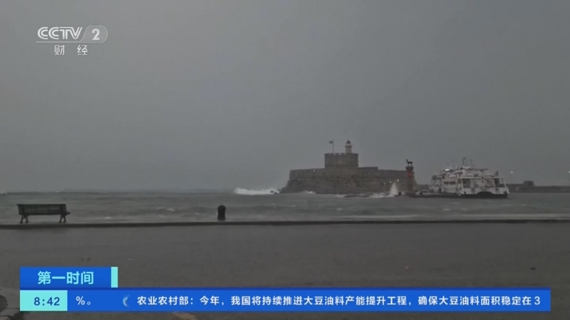 [第一时间]极端天气袭击希腊 雅典市政部门连夜排水 部分学校停课