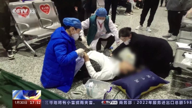 [新闻直播间]福建龙岩 旅客火车站突发疾病晕倒 多方合力救助