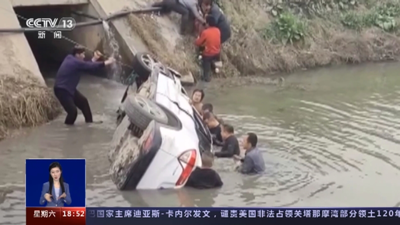 [共同关注]湖北仙桃 车坠河中两人被困 村民“拔河式”救援