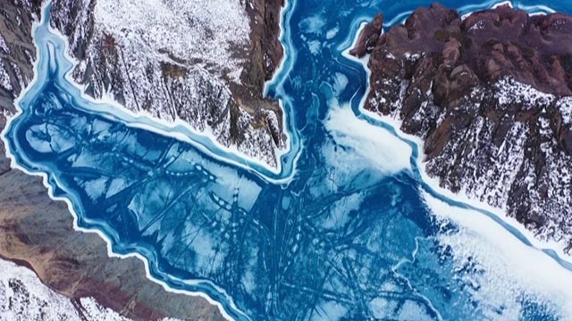 新疆昌吉：肯斯瓦特湖冰层融化 “海蓝之心”现天山