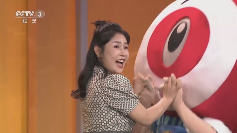 [开门大吉]刘菲使用求助机会 猜出《光明》