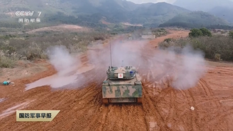 [国防军事早报]直击演训场 装甲分队实弹射击考核 提升部队实战能力