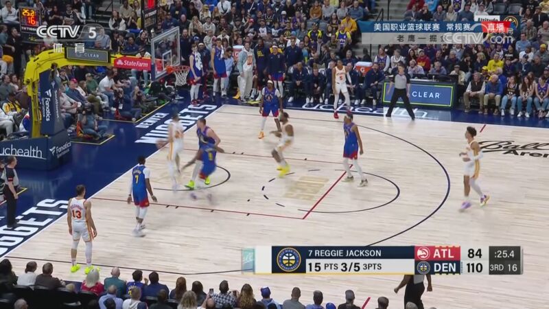 [nba]约翰逊直冲篮下 迎着防守单手劈扣