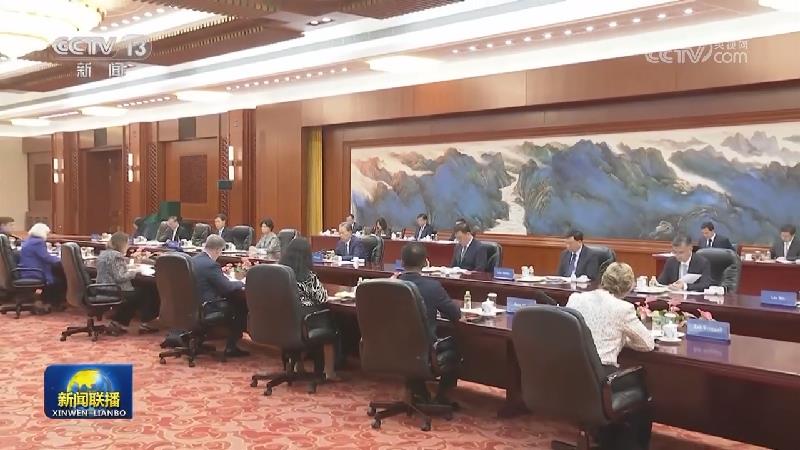 赵乐际同澳大利亚联邦议会参议长举行会谈