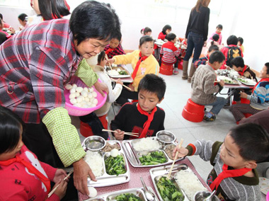 中国教育歧视观察：营养午餐补助3元钱标准低吗？
