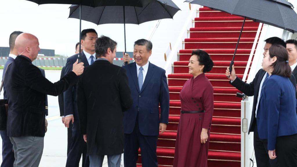 French PM greets Xi with Chinese 'Nihao'