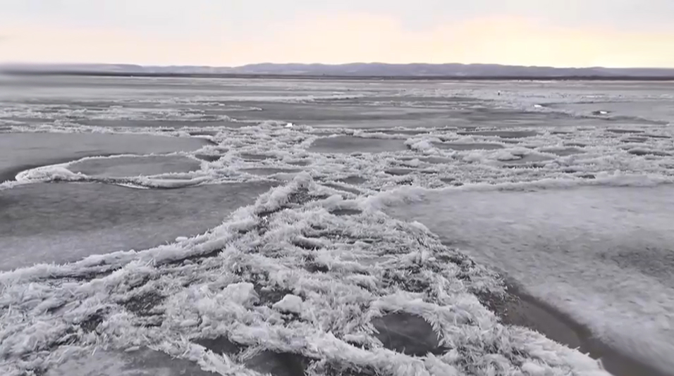 松花江木兰段跑冰排 下游现冰凌堵塞奇观