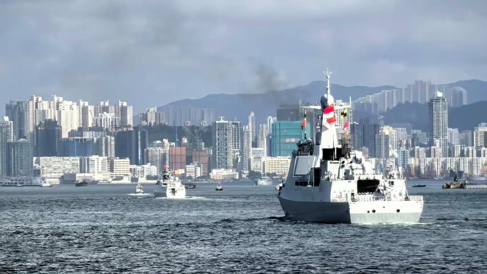 海军舰艇编队抵达香港 南宁舰、衡阳舰向民