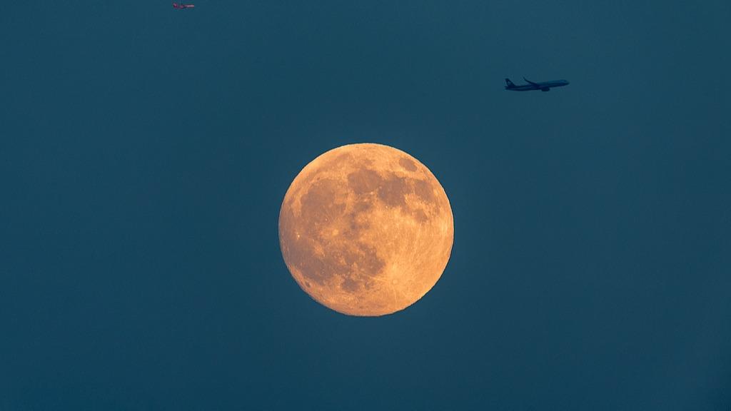 万米高空赏月 中秋节超21万人次搭乘赏月航班