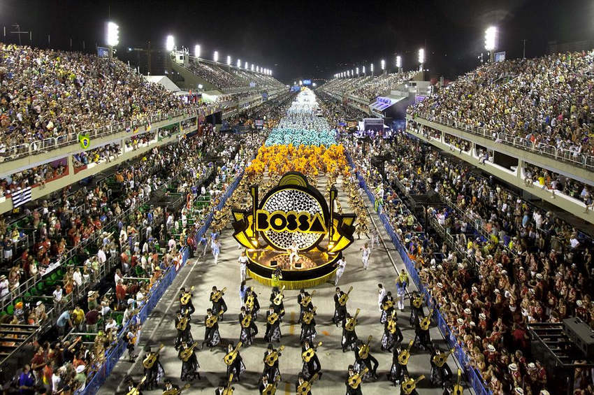 巴西里约热内卢举行万人狂欢花车游行_新闻频道