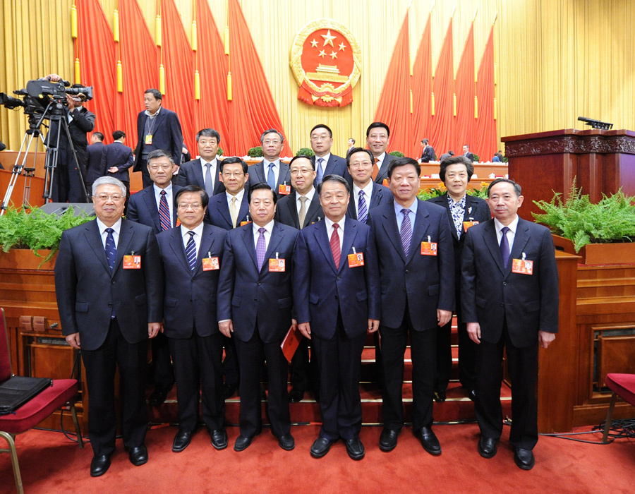 十二届全国人大一次会议闭幕 部长们会后合影_新闻频道