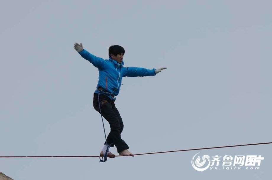 江苏男子海拔700米山崖走钢丝
