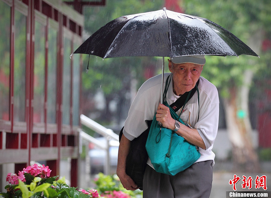 大雨挡不住84岁高考考生 南京老人第13次高考