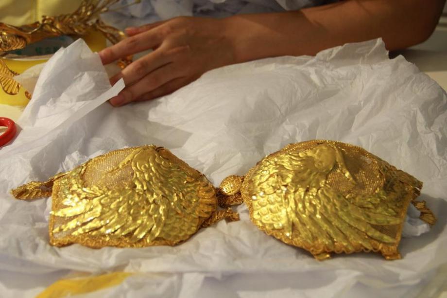 金店模特展示近千克重黄金内衣