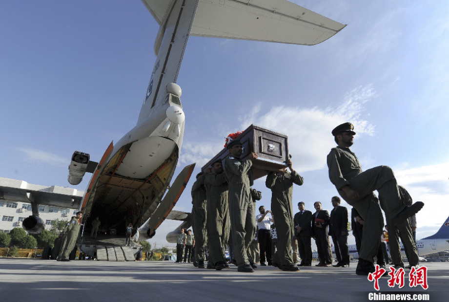 巴军方礼宾队护送杨春风,饶剑锋遗体回国