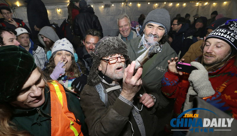 美国民众吞云吐雾 纪念大麻合法化一周年