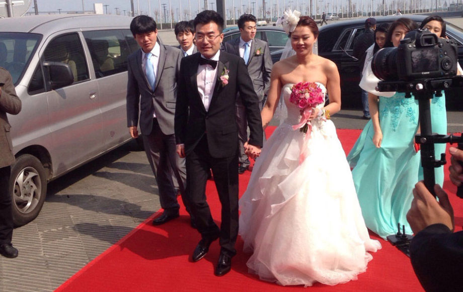 冠军赵菁在大连举行婚礼,奥运冠军焦刘洋领衔伴娘团,田径名将史冬鹏