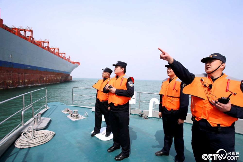 山东黄岛出入境边检站与海关部门开展联合执法行动