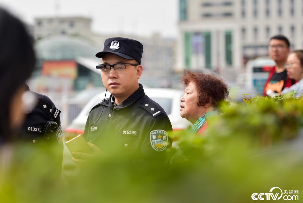 江西南昌:民警戴ar警務眼鏡執勤 人群中可秒識逃犯