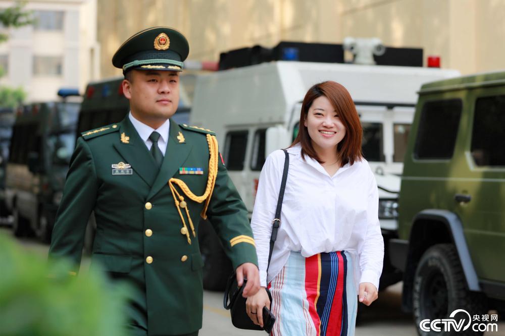 登录 我要分享   央视网消息(廖聪 陈春越)有一种仪式,凝结着军人最