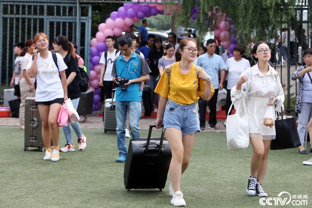 或装扮成"格格"的模样,用歌声,舞蹈,锣鼓展示出女大学生的青春风采