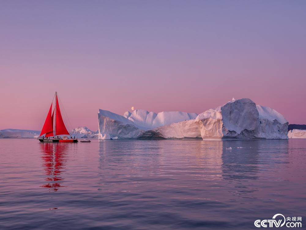 红帆船穿行冰山之间 如梦如幻