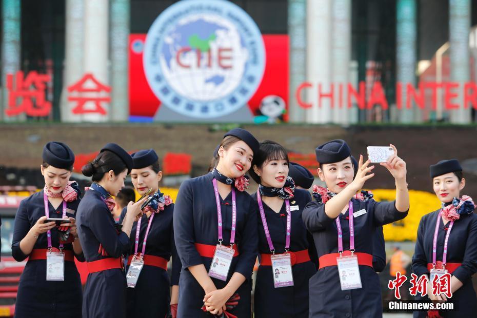 近百位空姐志愿者参与第二届中国国际进口博览会服务工作