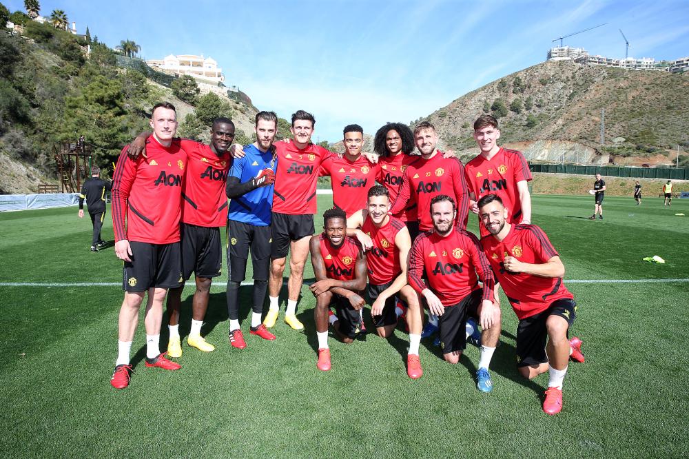 图曼联在西班牙训练备战队员开心集体合影