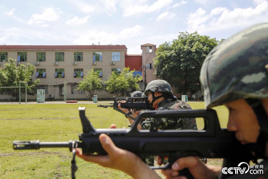 武警官兵正在进行跪姿射击(王劲帆 奎子清)