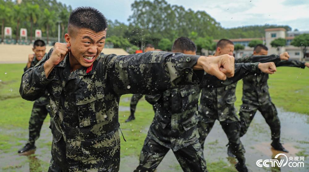 武警官兵雨中开展强化训练