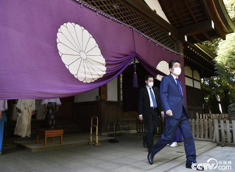 日本前首相安倍参拜靖国神社 首相菅义伟献供品