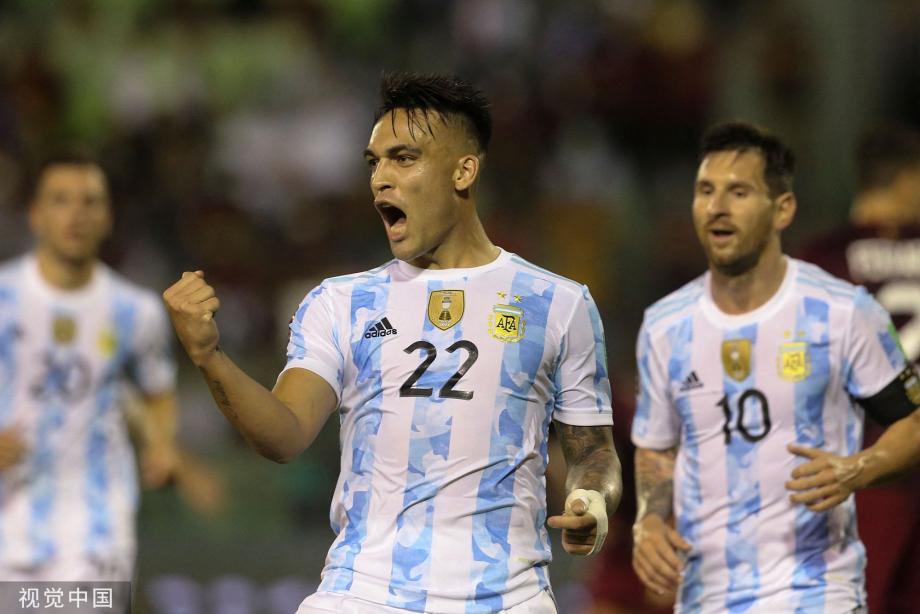 [图]世预赛-阿根廷3-1委内瑞拉 梅西遭侵犯小腿变形