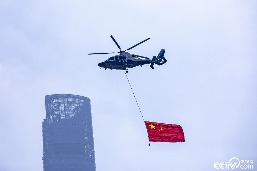 上海警用直升机国庆节挂国旗巡飞