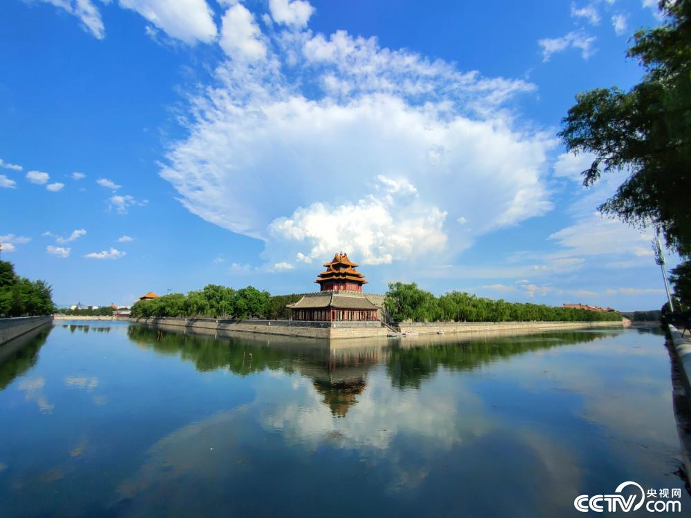 北京蓝天白云下的故宫角楼