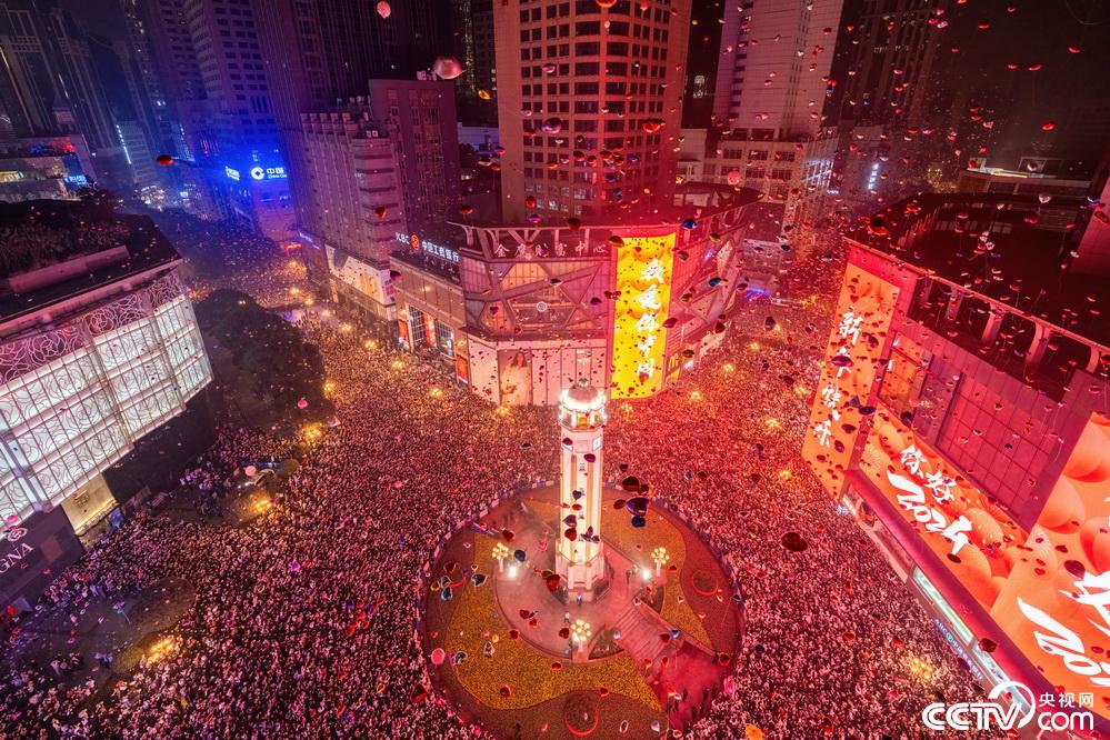重庆解放碑前人山人海跨年氛围感拉满