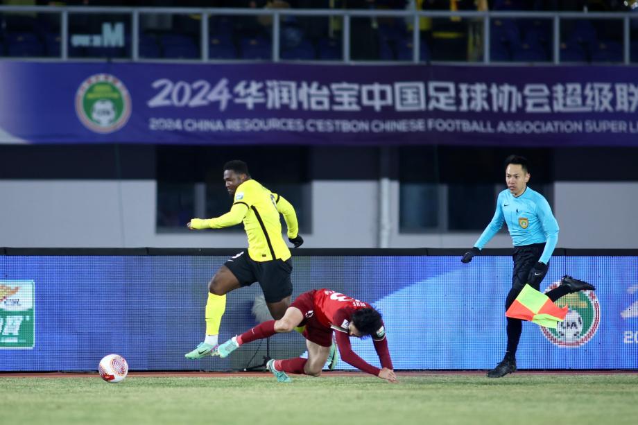 雷文杰推射破门 中超首秀青岛西海岸收获一分