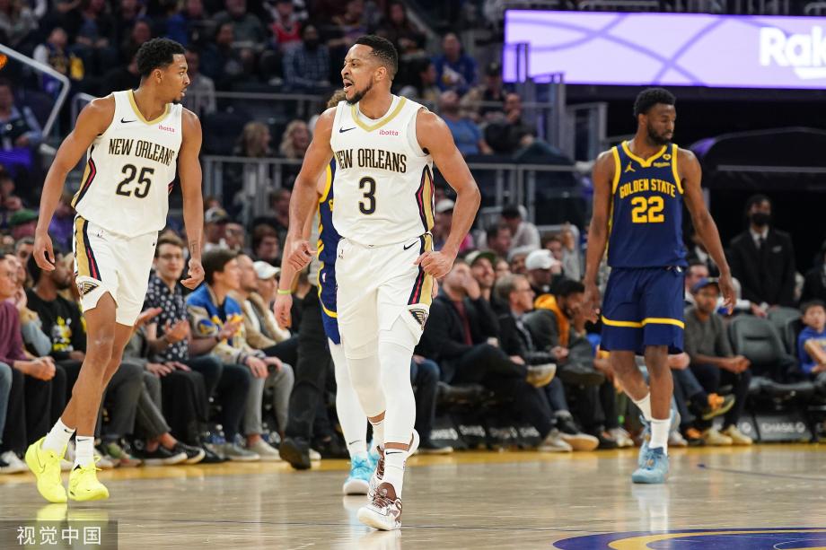 麦科勒姆28+5库里33+5 鹈鹕20记三分险胜勇士