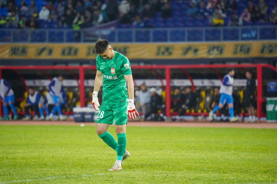 后防送大礼 青岛西海岸主场输球遭遇四连败