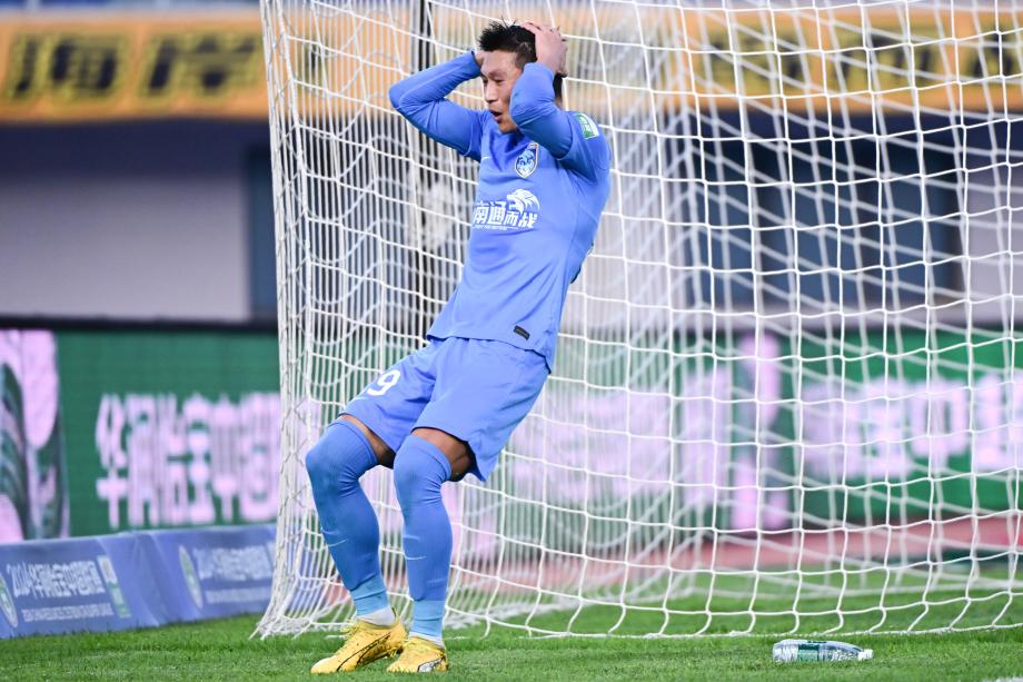 后防送大礼 青岛西海岸主场输球遭遇四连败