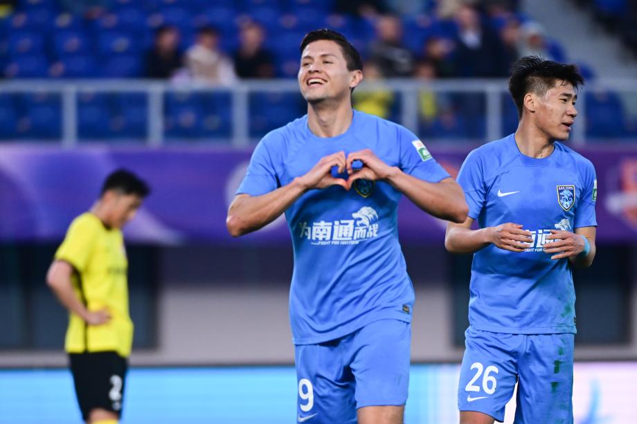 后防送大礼 青岛西海岸主场输球遭遇四连败