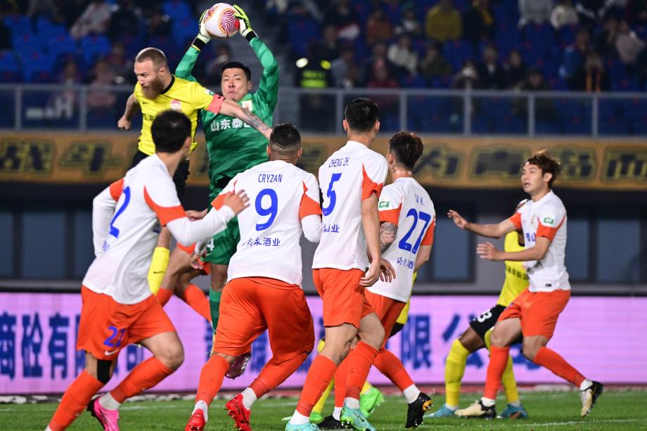 克雷桑罚丢点球 山东泰山0-0闷平青岛西海岸