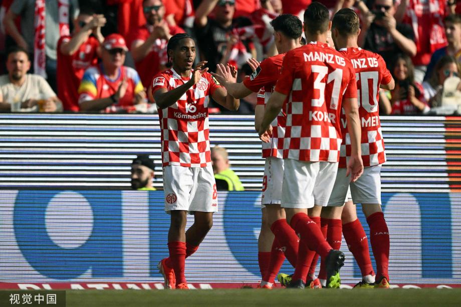 李在成梅开二度 多特后防集体梦游0-3美因茨