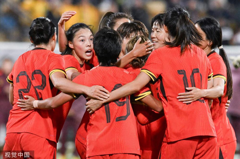 [图]张琳艳进球门将送礼 中国女足憾平澳大利亚