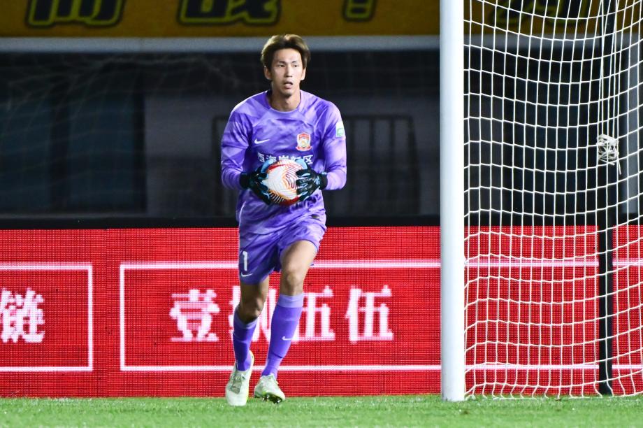 任航制造乌龙 武汉三镇客场击败青岛西海岸