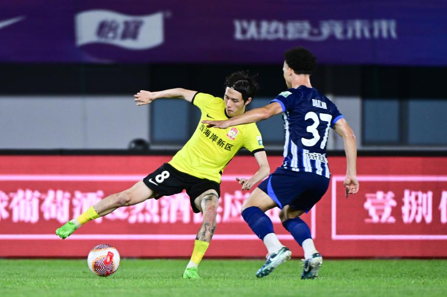 任航制造乌龙 武汉三镇客场击败青岛西海岸